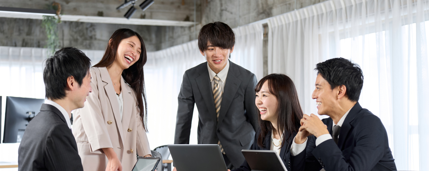 アパマン館スタッフがテーブルを囲んで話し合う様子